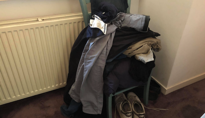 Man heeft nog vage herinnering aan stoel onder stapel kleren in ... Man heeft nog vage herinnering aan stoel onder stapel kleren in ...