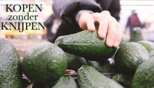 In Kopen Zonder Knijpen wagen kandidaten zich aan kopen van avocado’s zonder eerst te voelen