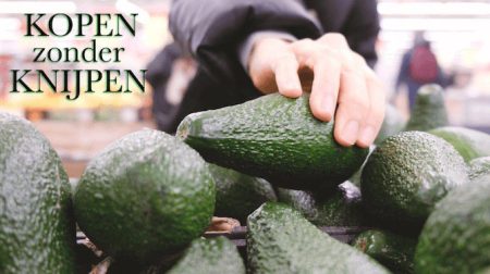 In Kopen Zonder Knijpen wagen kandidaten zich aan kopen van avocado’s zonder eerst te voelen