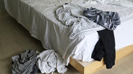 T-shirt op de grond in slaapkamer nog geen idee dat het straks wordt gebruikt als na-de-seks-doekje