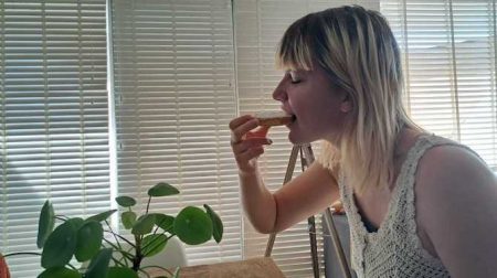 Vrouw eet beschuit met gestampte muisjes om succesvolle abortus te vieren