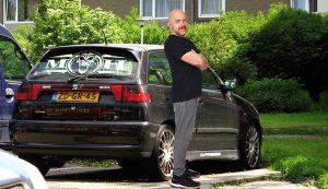 Jerry (51) hoopt dat koper van zijn auto ook graag rondrijdt met sticker op achterruit cover