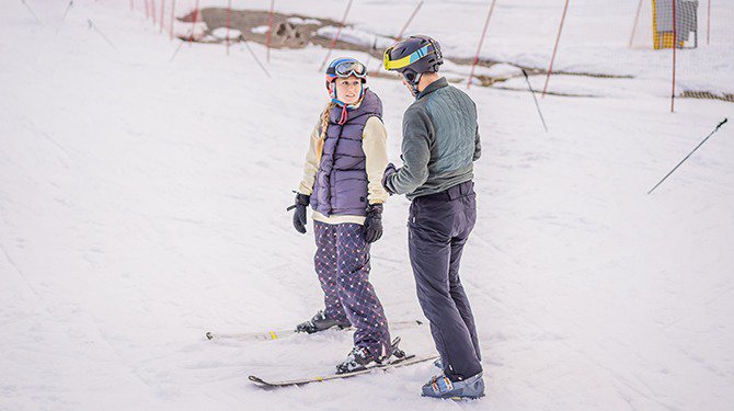 Jeffrey keek weleens skiën op tv, dus kan hij het zijn vriendin straks leren op wintersport cover