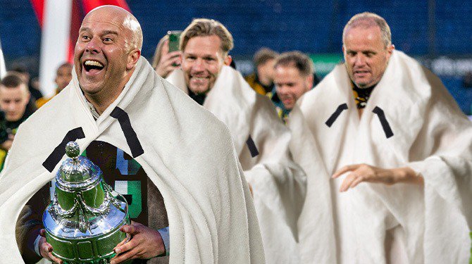 Bekerwinnaars Feyenoord gehuldigd in traditionele blusdekens