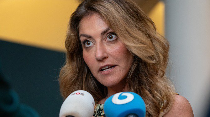 Yeşilgöz loopt boos weg bij onderhandelingen om te laten zien dat ze migratie ook echt superbelangrijk vindt