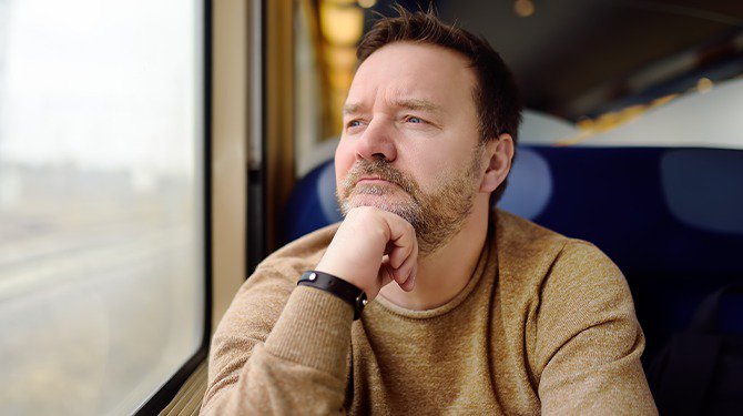 Zelfvoldane Tom (45) hoopt dat anderen in trein zien dat hij niet op zijn telefoon zit