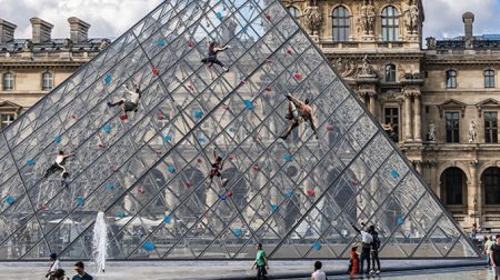 Louvre-piramide omgebouwd tot klimrots voor Olympisch onderdeel sportklimmen