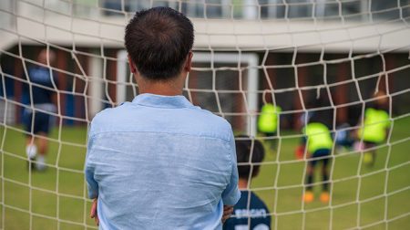 Wedstrijden jeugd amateurvoetbal voortaan gespeeld zonder uit-ouders