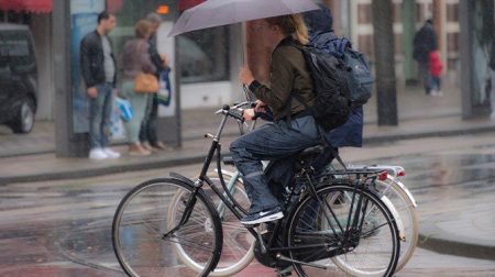 Je ruikt naar natte hond door de regen: 5 tips om daar toch niets aan te doen