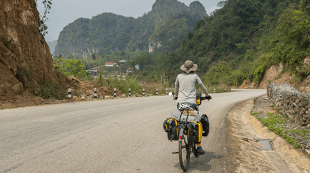 Vrouw fietst van Nederland naar Vietnam zonder er vlogs over te maken cover