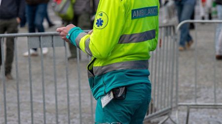 Mooie beelden: ambulancebroeder stopt 2 minuten met reanimeren tijdens dodenherdenking