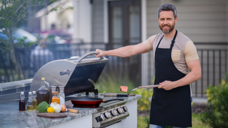Man die geen zin heeft in gedoe schaft inductiebarbecue aan