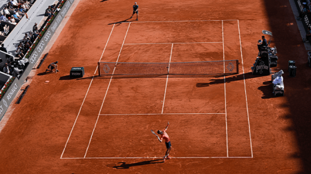 Banen Roland Garros liggen onder dikke laag Saharazand