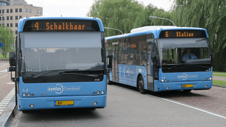 Zelfrijdende bus groet automatisch andere zelfrijdende bussen