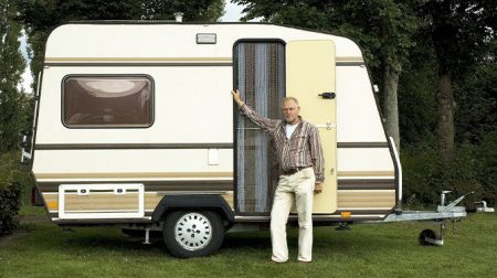 Man die 40 uur per week in klein kantoor zit blij dat hij drie weken in een caravan zit