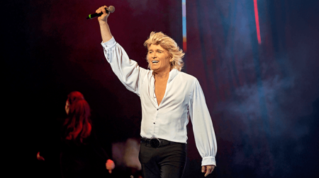 Hans Klok wil niet verklappen hoe hij zwaard door zijn arm kreeg