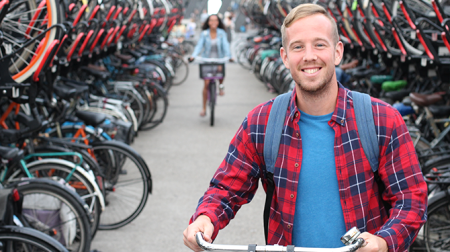 Bijna kwart van millennials heeft nog geen euro opzij gezet voor midlife-crisis