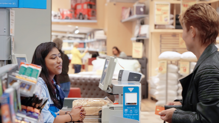 Supermarkten zetten kletsklanten in tegen eenzame kassamedewerkers