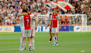 Brutaal Ajax probeert gewoon te voetballen tegen Telstar cover