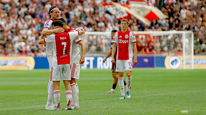 Brutaal Ajax probeert gewoon te voetballen tegen Telstar cover