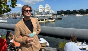 Man wiens grootste hobby ‘boten kijken met een drankje’ is, kan geluk niet op bij Sail cover