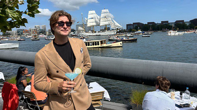 Man wiens grootste hobby ‘boten kijken met een drankje’ is, kan geluk niet op bij Sail cover