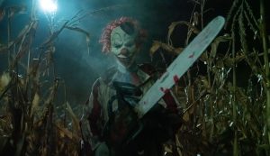 Clown met bebloede kettingzaag in maisveld is waarschijnlijk banger voor jou dan jij voor hem cover