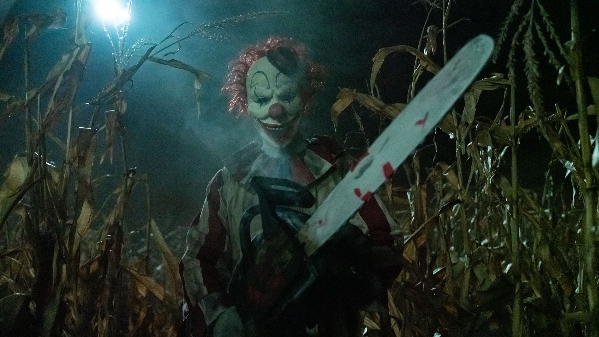 Clown met bebloede kettingzaag in maisveld is waarschijnlijk banger voor jou dan jij voor hem cover