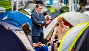 Doorgesnoven Laurens Dassen loopt op Lowlands van after naar after om te praten over Europa cover