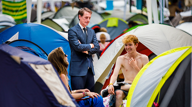 Doorgesnoven Laurens Dassen loopt op Lowlands van after naar after om te praten over Europa cover