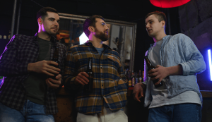 Man concludeert na kort gesprek met vrienden dat zij geen mannen kennen die zich misdragen cover