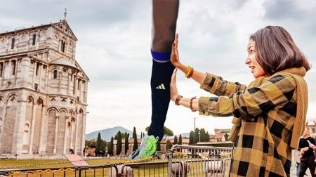 Toeristen in Pisa maken massaal foto’s waarop ze de knie van Calvin Stengs overeind houde