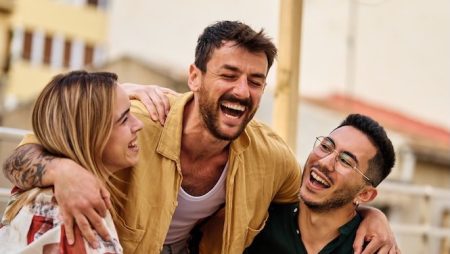 Vriendengroep omzeilt goed gesprek vakkundig met spelletje cover