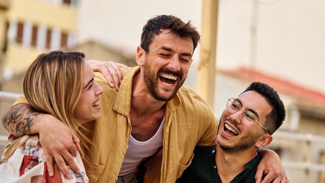 Vriendengroep omzeilt goed gesprek vakkundig met spelletje