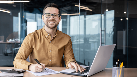 Man die elke dag tijd heeft om 4 lange LinkedIn-posts te schrijven beweert dat het goed gaat met carrière