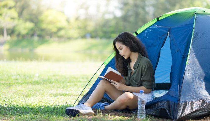 Apart: vrouw gaat kamperen zonder festival cover