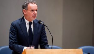 Keiharde taal van minister Veldkamp: ‘Ik denk na over maatregelen’ cover