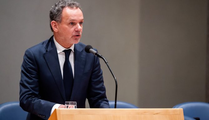 Keiharde taal van minister Veldkamp: ‘Ik denk na over maatregelen’ cover
