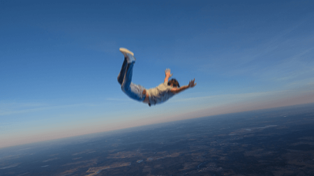 Thomas (28) rawdogt zijn skydive: geen parachute, geen back-up, alleen een snel dichterbij komende aarde
