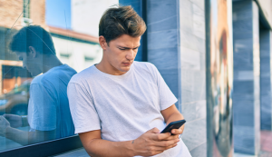 Dokkumse Vape Vapesma (24) snapt niet waarom hij steeds van Snapchat wordt verwijderd cover