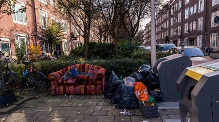 Irene gaat in woonkamer rondom afvalbak wonen