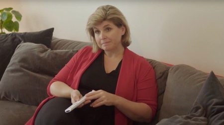 Vrouw die hele dag tv kijkt vindt dat jij maar eens aan het werk moet