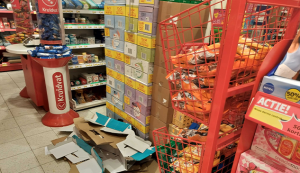 Kruidvat-medewerkers maken 's ochtends voor opening snel nog even een teringzooi van de winkel cover