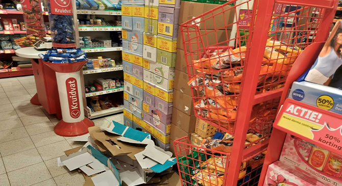 Kruidvat-medewerkers maken ‘s ochtends voor opening snel nog even een teringzooi van de winkel