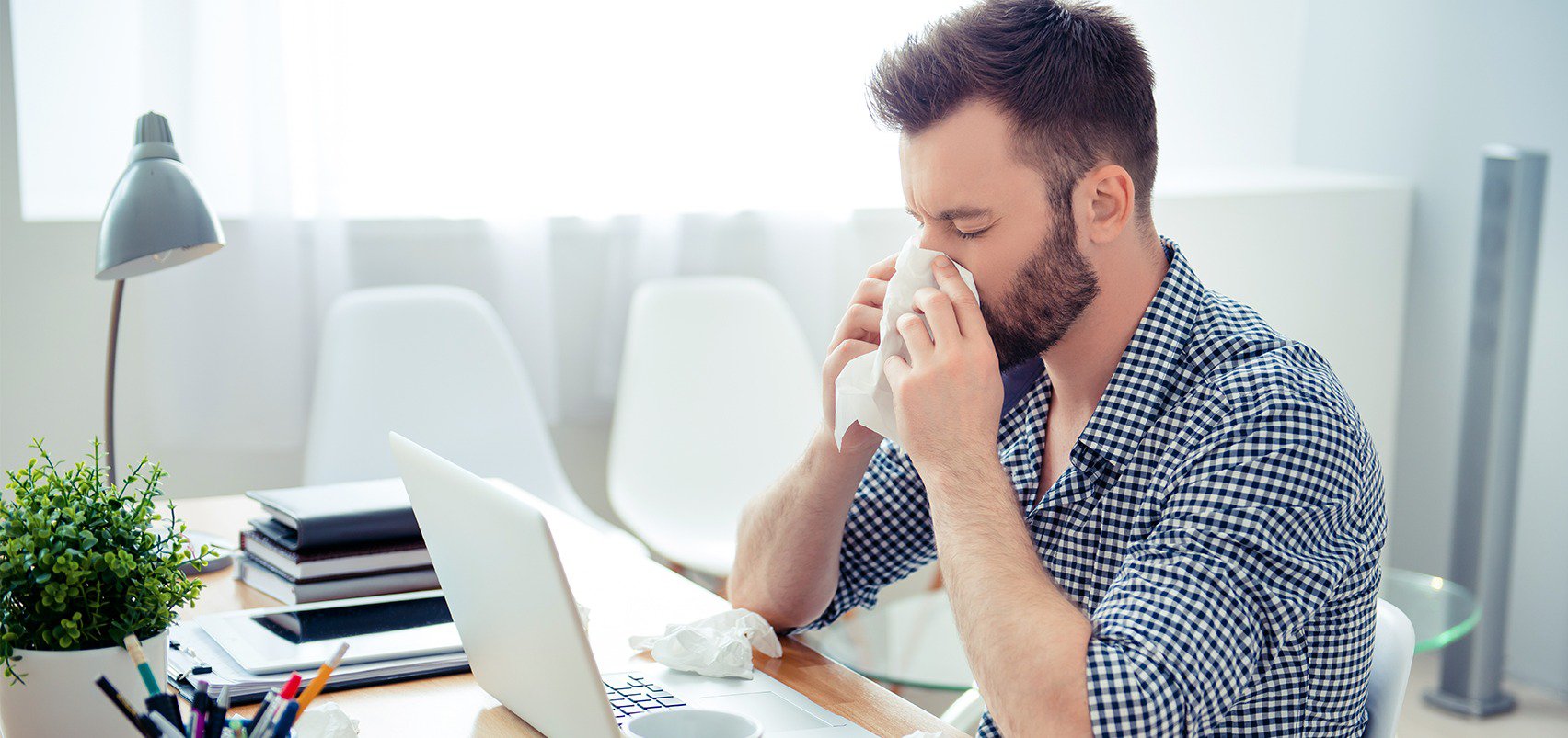 1 op de 20 mannen verbergt lichte verkoudheid op werk