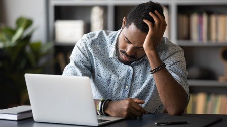 Man die slecht geslapen heeft steekt al zijn energie in het vertellen aan anderen hoe slecht hij geslapen heeft