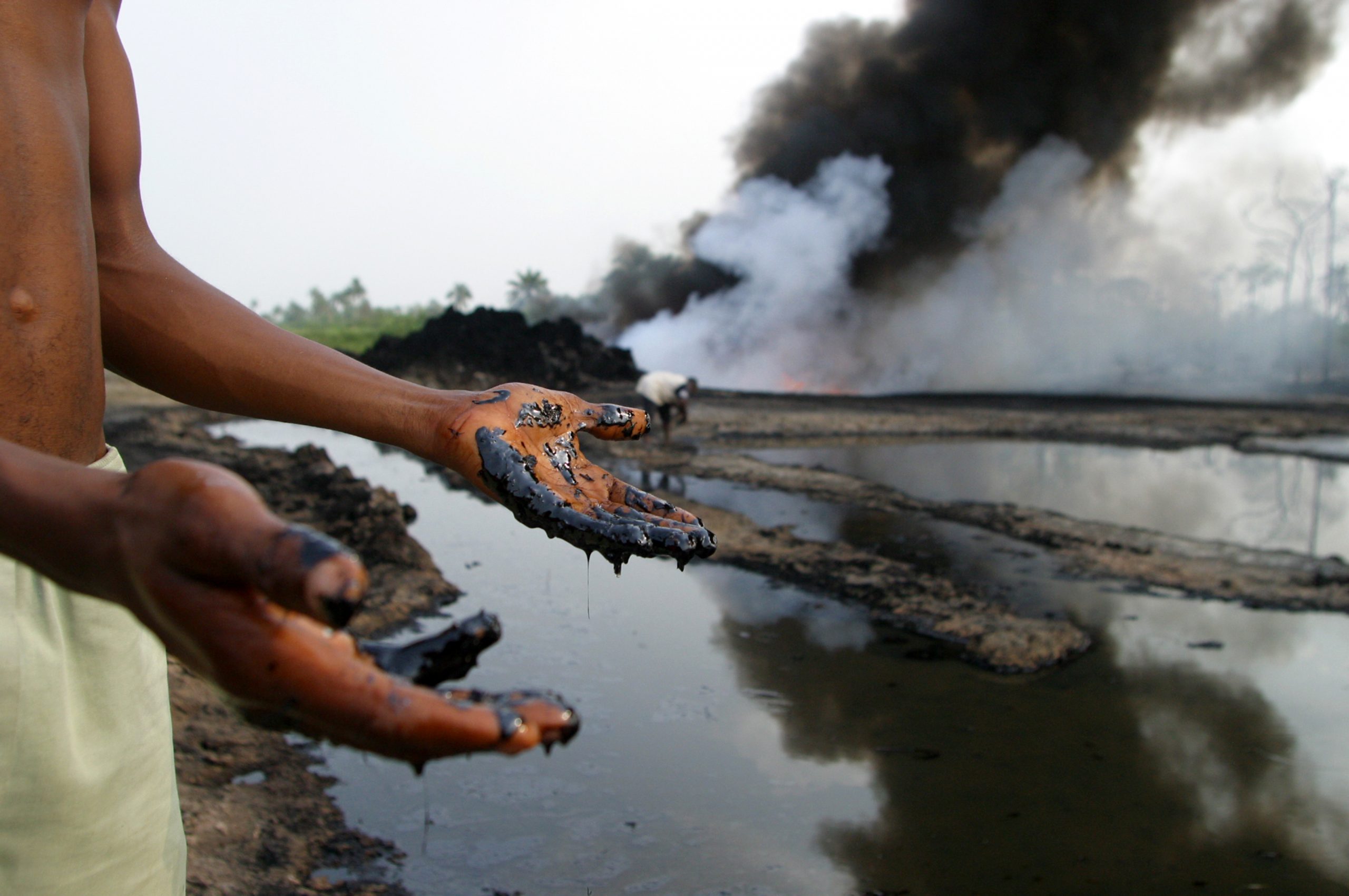 Отмыть сильно загрязненную. Разлив нефти в дельте реки нигер. Загрязнение природы человеком. Последствия нефтяного загрязнения. Загрязнение нефтью.