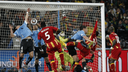 Suárez komt op 19 december met excuses voor handsbal, op acht plekken wereldwijd