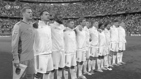 UEFA toont Duitsland-Hongarije in zwart-wit zodat er geen regenboogvlaggen te zien zijn