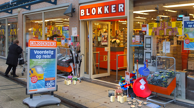 Mensen leggen massaal Action gekochte kaarsjes voor Blokker-winkels